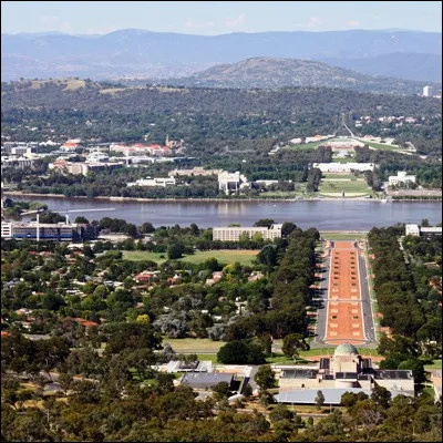 Quelle capitale a été bâtie à partir de 1913 dans un endroit alors presque inhabité ?