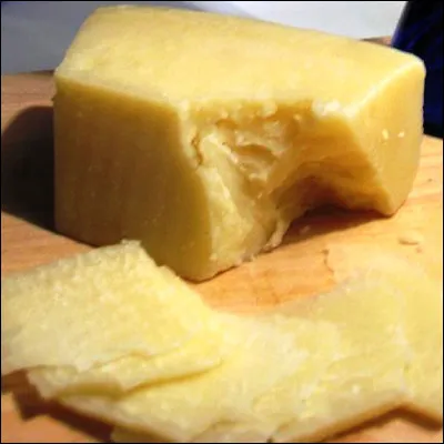 Quelle spécialité culinaire italienne, qui comprend généralement du pecorino et de luf, est considérée comme originaire de Rome ?