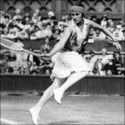 Lors de quelle édition des Jeux olympiques la joueuse de tennis Charlotte Cooper devient-elle la première femme à remporter une médaille dor dans une épreuve individuelle ?