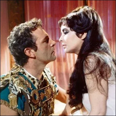 Quelle bataille opposant les forces dAntoine et Cléopâtre aux forces dOctave marque la fin de la dernière guerre civile de la République romaine ?