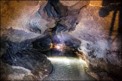 La grotte Célestine est une cavité naturelle située à Rauzan, à 50 km de Bordeaux. Dans quel département sommes-nous ?
