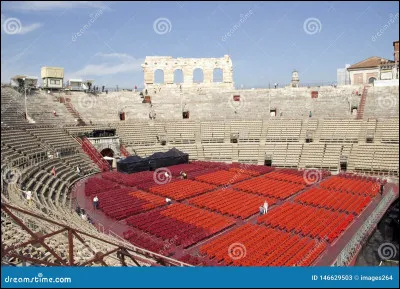 Quelle est la fonction actuelle des arènes de Vérone en 2025 ?