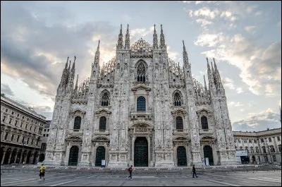 Quelle est la durée de l'édification de la cathédrale de Milan ?