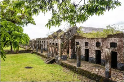 En quelle année le bagne de Cayenne a-t-il fermé ses portes ?