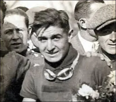 Km 196,6 : Mûr-de-Bretagne-Guerlédan. Parler du Tour de France et de Mûr-de-Bretagne sans évoquer celui de 1947 serait une hérésie ! Que s'est-il passé dans ce mur ?