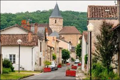 Commune néo-aquitaine, dans l'arrondissement de Montmorillon, Saulgé se situe dans le département ...