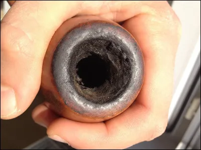 Quel est le nom du procédé qui consiste à créer une couche de carbone à l'intérieur du foyer d'une pipe ?