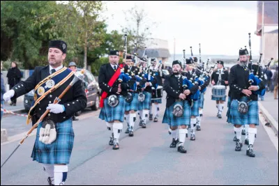 Quel est le nom de cet ensemble musical constitué de sonneurs de cornemuses et de batteurs ?