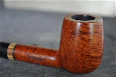 La souche de quel arbrisseau est généralement utilisée dans la confection des fourneaux de pipes ?