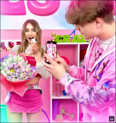 Qui prend Eva en photo ?