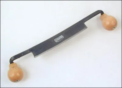 Quel est le nom de cet outil de charron utilis&eacute; pour aplanir et &eacute;galiser des surfaces ligneuses ?