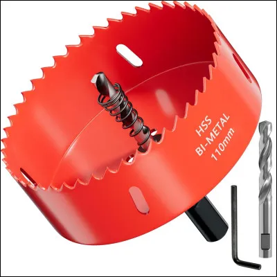 Quel est le nom de cet outil, une lame circulaire dent&eacute;e avec un foret de guidage pour faire des trous circulaires dans du bois ?