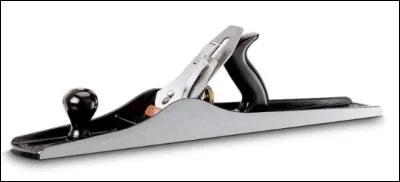 Quel est le nom de cet outil, un grand rabot &agrave; poign&eacute;e qui sert &agrave; dresser et aplanir des pi&egrave;ces de bois ?