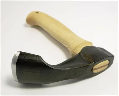 Quel est le nom de cet outil &agrave; fer tranchant destin&eacute; &agrave; d&eacute;grossir, sculpter et dresser du bois ?