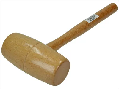Quel est le nom de cet outil à frapper, utilisé par le menuisier ?