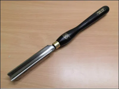 Quel est le nom de cet outIl, un ciseau &agrave; bois dont le fer est concave ?