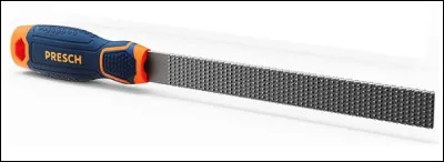 Quel est le nom de cet outil de menuisier permettant la taille du bois avec une lame dent&eacute;e ?