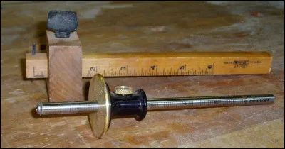 Quel est le nom de cet outil de tra&ccedil;age utilis&eacute; par le menuisier pour op&eacute;rer une translation sur une surface d'appui de r&eacute;f&eacute;rence ?