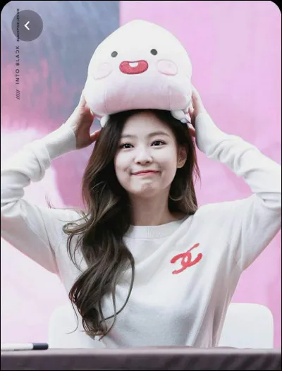 Quel titre a-t-elle récemment sorti avec Dua Lipa ?