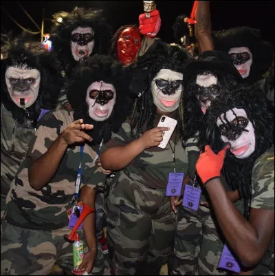 Au cours de quelle décennie sont apparus officiellement les groupes à mass, indissociable du carnaval de la Guadeloupe ?