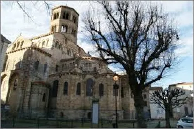I - La ville d'"Issoire" se situe dans le département de l'Aveyron.