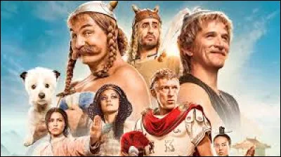 O - "Obélix" est incarné par Gérard Depardieu dans le film "Astérix et Obélix : L'Empire du Milieu".