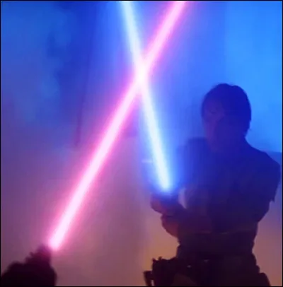 Mais lorsque le duel commence, tu découvres avec effroi que ton maitre porte un sabre rouge !