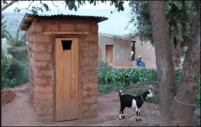 Quel est le nom d'un lieu d'aisance sommaire sans installation sanitaire ?