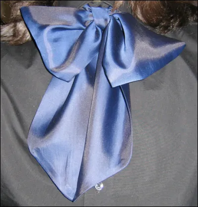 Quel est le nom de cette large cravate, constituée d'un foulard qui se noue comme un noeud papillon ?