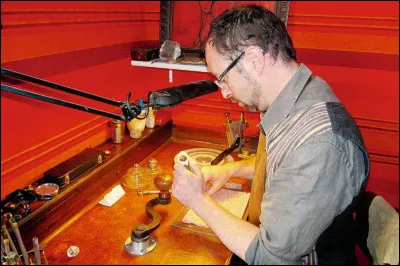 Quel est le nom de l'artisan qui taille et grave les pierres précieuses ?