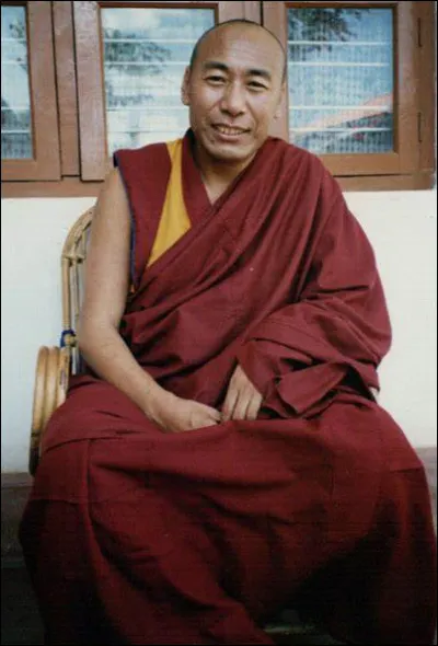 Quel est le nom donné au moine bouddhiste tibétain qui se distingue par sa sagesse et son enseignement ?