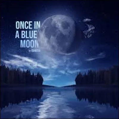 Si quelque chose a lieu "once in a blue moon" , ceci veut dire que cela a lieu :