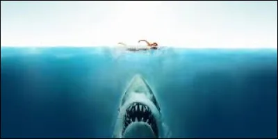 Qui a réalisé le film culte intitulé "Les Dents de la mer" ?