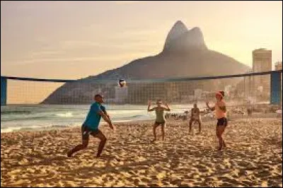 Dans quel pays le beach-volley a-t-il été inventé ?