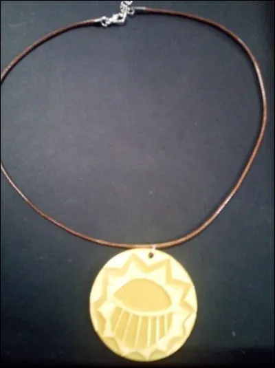 Que découvre Zia sur les médaillons du Soleil dans la saison 3 ?