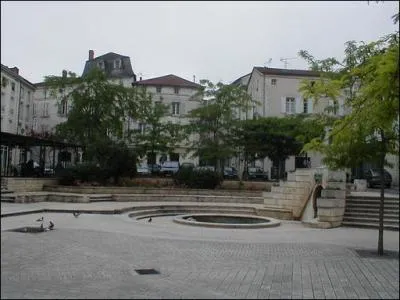 A Angoulme cette place a le mme nom qu'un accessoire de jeu de forme cylindrique et plat utilis en hockey-sur-glace. C'est la place ...