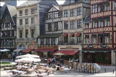 Place historique de Rouen o fut supplicie Jeanne-d'Arc et o eurent lieu les excutions capitales jusqu'en 1836. C'est la place ...
