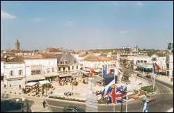 En Charente la petite ville de Cognac est celle o vit le jour un futur roi de France en 1494. C'est le nom de ce roi que porte cette jolie place. C'est la place ...