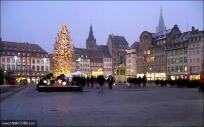 Place centrale de Strasbourg elle doit son nom au gnral de la Rvolution qui y est enterr, sous la statue le reprsentant. C'est la place ...