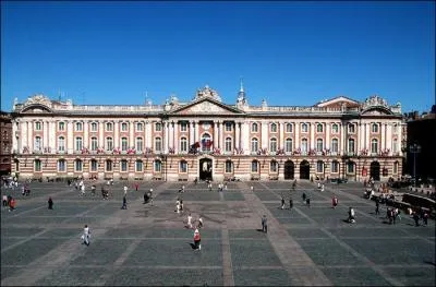 Cur de la ville de Toulouse, face au thtre et  l'Htel de Ville qui portent le mme nom qu'elle, cette place est orne en son centre d'une croix occitane. C'est la place du . .