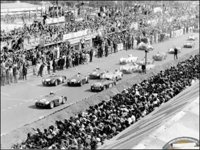 Quel constructeur décide alors se retirer des compétions automobiles ?