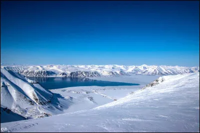 Lequel de ces pays se situe le plus près du pôle Nord ?