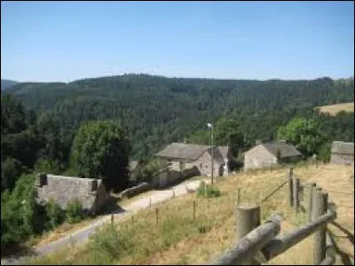 Notre première balade du week end commence en Occitanie, à Arzenc-d'Apcher. Petit village de 51 habitants, dans l'arrondissement de Mende, il se situe dans le département ...