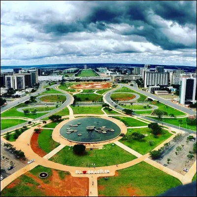 Depuis quelle année Brasília est-elle la capitale du Brésil ?