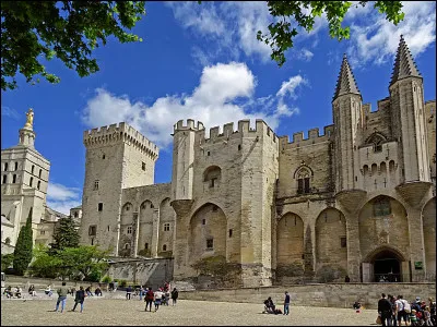 Dans quelle ville européenne se trouve le célèbre palais des Papes ?