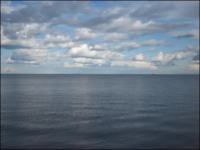 Quel pays est surnommé "le pays des mille lacs" ?