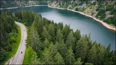 Quel est le nom du plus grand lac d'eau douce entièrement situé en Europe ?