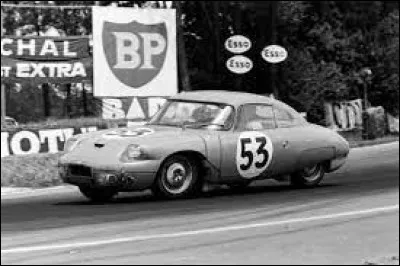 Cette voiture - un coupé Grand Tourisme produit à 150 exemplaires - participe aux 24 heures de 1962 : l'une des trois voitures engagées termine à la 12e place : c'est une ...