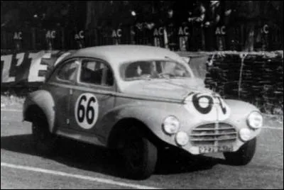 Cette voiture d'allure familiale qui participe à l'édition de 1953 est une ...