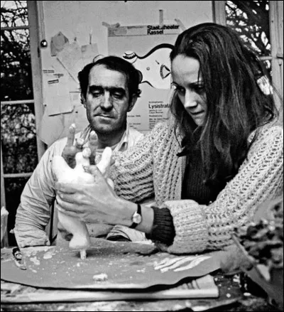 Elle rencontre un plasticien dans ces années qui deviendra son second mari en 1971. C'est...